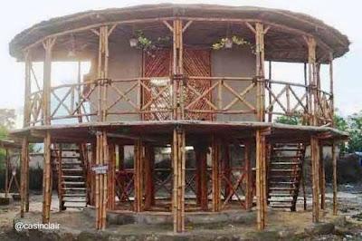 Casa elevada hecha de materiales naturales