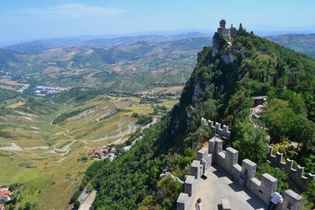 La República de San Marino, coronando el Monte Titano