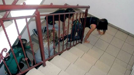 Fotos: Adolescentes polacos lamen la nata de las rodillas de un sacerdote