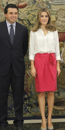 Dña. Letizia, camisa blanca y falda fucsia en La Zarzuela