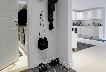 walking closet suelo de parquet claro decoración sofa blanco complementos grises y negros interiorismo estudios y pisos pequeños inspiración nórdica estilo sueco decoración estilo nórdico diseño nórdico diseño de interiores de estudios diseño de interiores decorar con cuadros decoración pisos pequeños decoración nórdica decoración estudio decoración en blanco decoración de interiores deco blogger blog interiorismo nórdico blog interiorismo blog interiores blog estilo nórdico blog decoración nórdica blog deco accesorios para el hogar estilo nórdico accesorios para el hogar en blanco y negro 48m² diáfanos en blanco y negro 