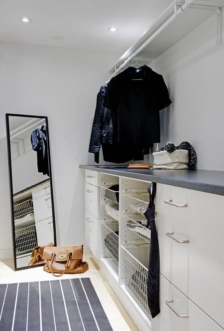 walking closet suelo de parquet claro decoración sofa blanco complementos grises y negros interiorismo estudios y pisos pequeños inspiración nórdica estilo sueco decoración estilo nórdico diseño nórdico diseño de interiores de estudios diseño de interiores decorar con cuadros decoración pisos pequeños decoración nórdica decoración estudio decoración en blanco decoración de interiores deco blogger blog interiorismo nórdico blog interiorismo blog interiores blog estilo nórdico blog decoración nórdica blog deco accesorios para el hogar estilo nórdico accesorios para el hogar en blanco y negro 48m² diáfanos en blanco y negro 