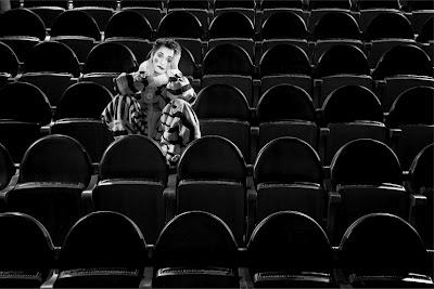 Fotografías de Sergio Parra en el hall del Teatro Lara