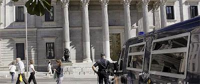 Un Congreso rodeado de manifestantes.