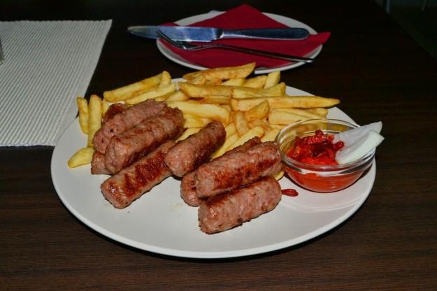 El plato más típico de la comida eslava: Cevapi con salsa ajvar y papas