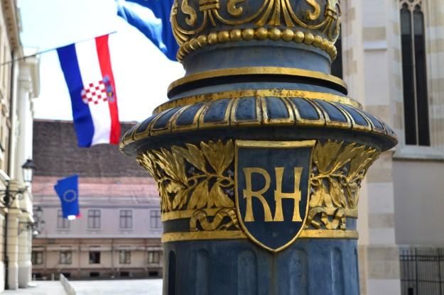 La bandera y emblema de la Republika Hrvatska (República de Croacia)