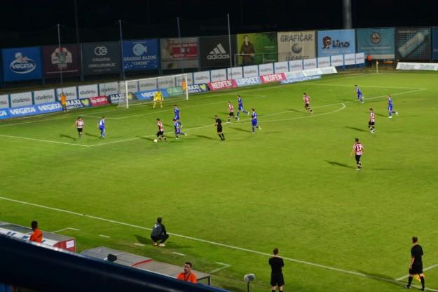 El partido continúa, y el loco Bielsa, en su pose típica, mira atentamente