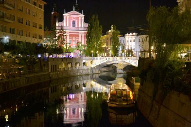 La iluminada noche sobre el Río Ljubljanica, con el triple puente