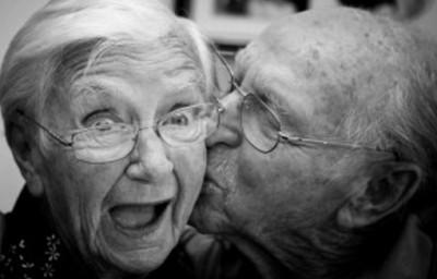 Por qué las mujeres suelen vivir más que los hombres