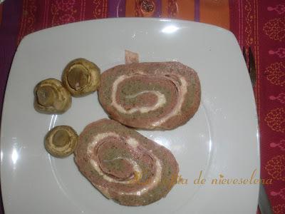 Pan de carne al vapor con salsa de champiñones
