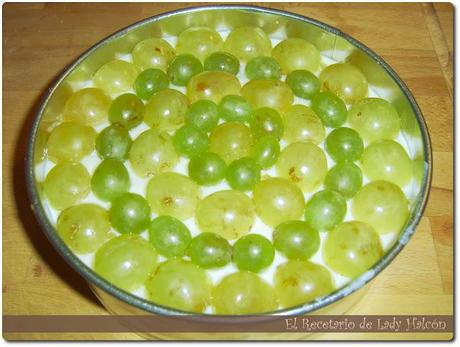 Tarta de queso y uvas