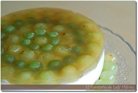 Tarta de queso y uvas