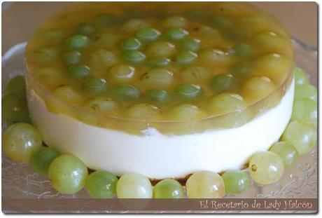 Tarta de queso y uvas