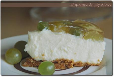 Tarta de queso y uvas