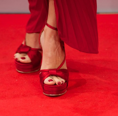 Penélope Cruz, la mujer de rojo en el estreno de Volver a Nacer en San Sebastián