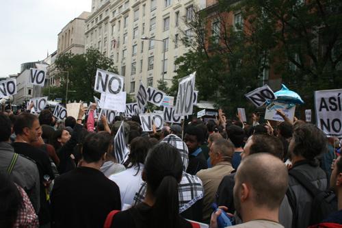 Una nueva plaza de Tiananmen, La cobarde brutalidad de la peor canalla del mundo o la historia nacional de nuestra infamia