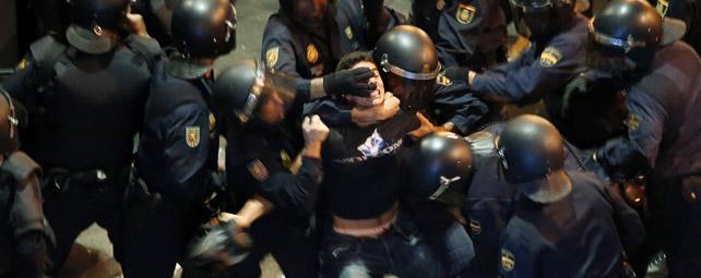 Una nueva plaza de Tiananmen, La cobarde brutalidad de la peor canalla del mundo o la historia nacional de nuestra infamia