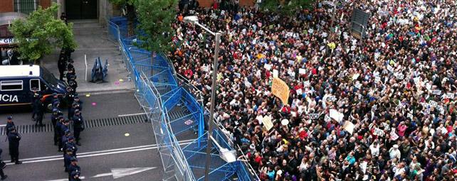 Una nueva plaza de Tiananmen, La cobarde brutalidad de la peor canalla del mundo o la historia nacional de nuestra infamia