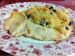 Filetes de pollo con arroz basmati al curry con pasas ypiñones