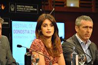 Penélope Cruz arrasa con su presencia pero no convence con “Volver a nacer”