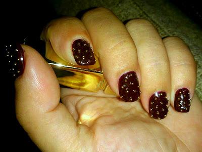 A la última hasta en la manicura ...... moda en la uñas!!!