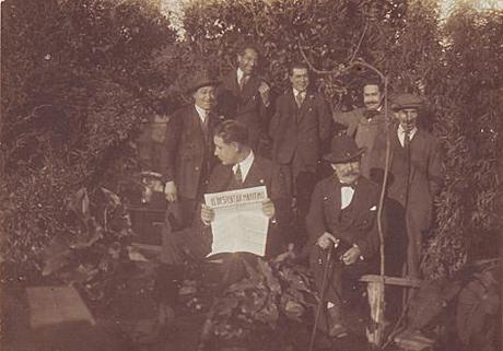 José Villaverde y otros compañeros en Vigo con 'El Despertar Marítimo'. | Nomes e Voces