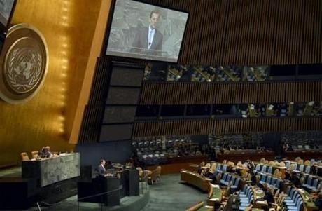 rajoy en la sala vacia de la ONU dando el discurso