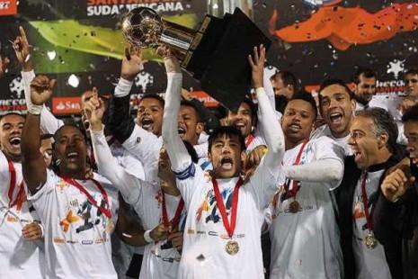 Neymar, ahora con la cinta en el brazo