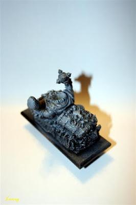 Imprimación negra y blanca sobre la figura de Grasientus Dientetoro