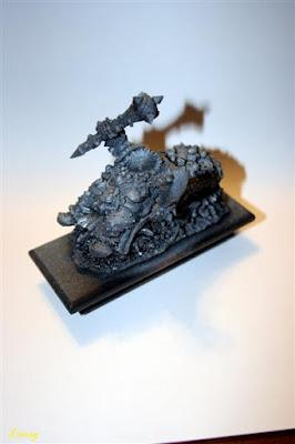 Imprimación negra y blanca sobre la figura de Grasientus Dientetoro