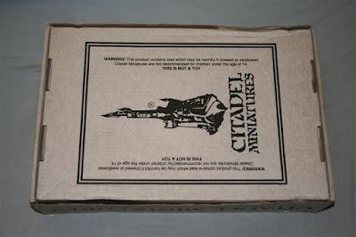 Frontal de la caja Telescópica de Games Workshop 31x47x9 cm