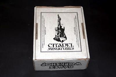 Dorso de la caja Telescópica de Games Workshop de 21x25x10 cm