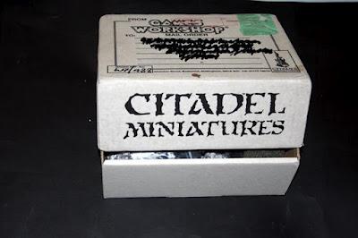 Frontal de la caja Telescópica de Games Workshop de 21x25x10 cm