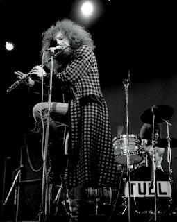 JETHRO TULL  Viviendo en el Pasado  (Letra)