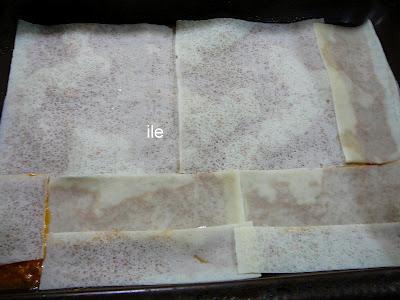 Lasaña de carne, salsa y queso