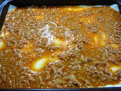 Lasaña de carne, salsa y queso