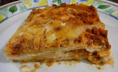 Lasaña de carne, salsa y queso