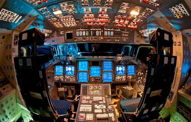 La cabina de vuelo del transbordador Endeavour