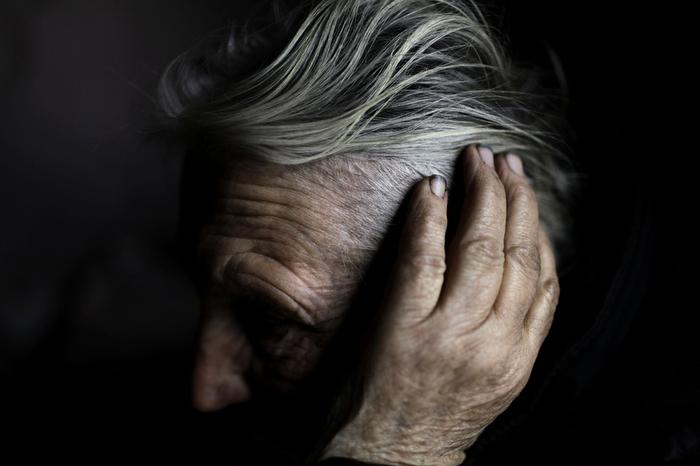 Una pareja de ancianos resiste en Redkovka, pueblo abandonado