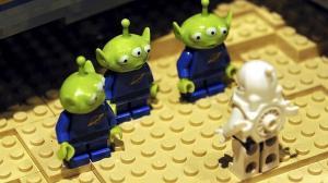 EFE - Vista de figuras alienígenas y un astronauta de Lego en la exposición «Viaje en el Tiempo de Lego» - ABC.es