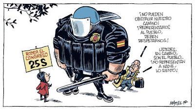 Los antidisturbios aporrean a quienes protestan contra el Congreso.