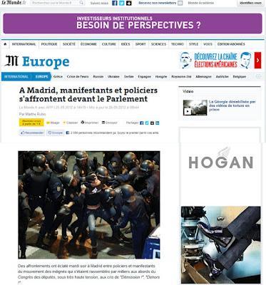 Los antidisturbios aporrean a quienes protestan contra el Congreso.