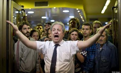 Los antidisturbios aporrean a quienes protestan contra el Congreso.