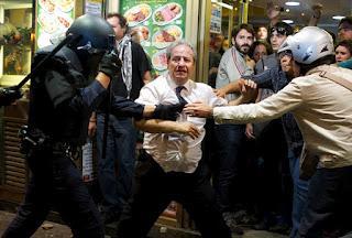 Los antidisturbios aporrean a quienes protestan contra el Congreso.