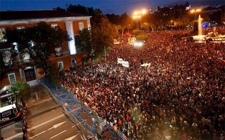 Los antidisturbios aporrean a quienes protestan contra el Congreso.