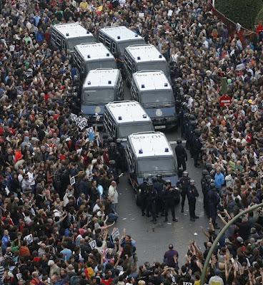 Los antidisturbios aporrean a quienes protestan contra el Congreso.
