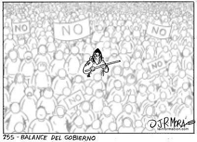 Los antidisturbios aporrean a quienes protestan contra el Congreso.