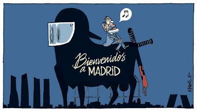 Los antidisturbios aporrean a quienes protestan contra el Congreso.