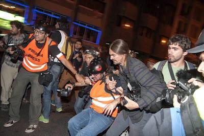 Los antidisturbios aporrean a quienes protestan contra el Congreso.