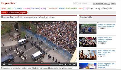 Los antidisturbios aporrean a quienes protestan contra el Congreso.
